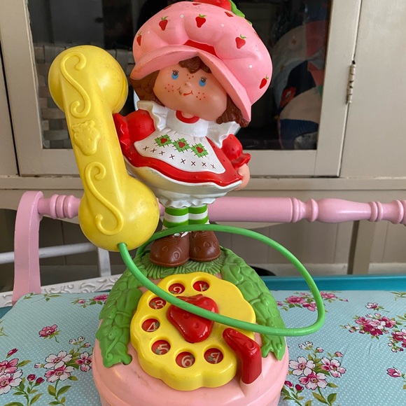 Strawberry-Themed Kids Toy Phone 1984 - Picture 2 of 3